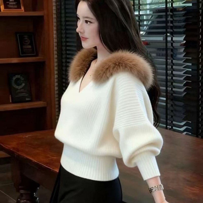 V-neck Fashionable Laid-back Fur-trimmed Sweater - Image 8
