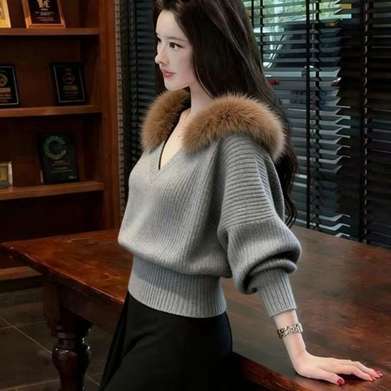 V-neck Fashionable Laid-back Fur-trimmed Sweater - Image 3